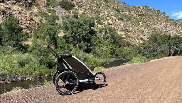 Thule Chariot Lite on gravel road